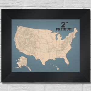 Puede incluir: Un mapa enmarcado de los Estados Unidos, incluyendo Alaska y Haw&aacute;i, con una masa terrestre de color canela sobre un fondo azul apagado. El texto 2" PREMIUM est&aacute; impreso en la esquina superior derecha. El mapa muestra fronteras estatales y detalles topogr&aacute;ficos.