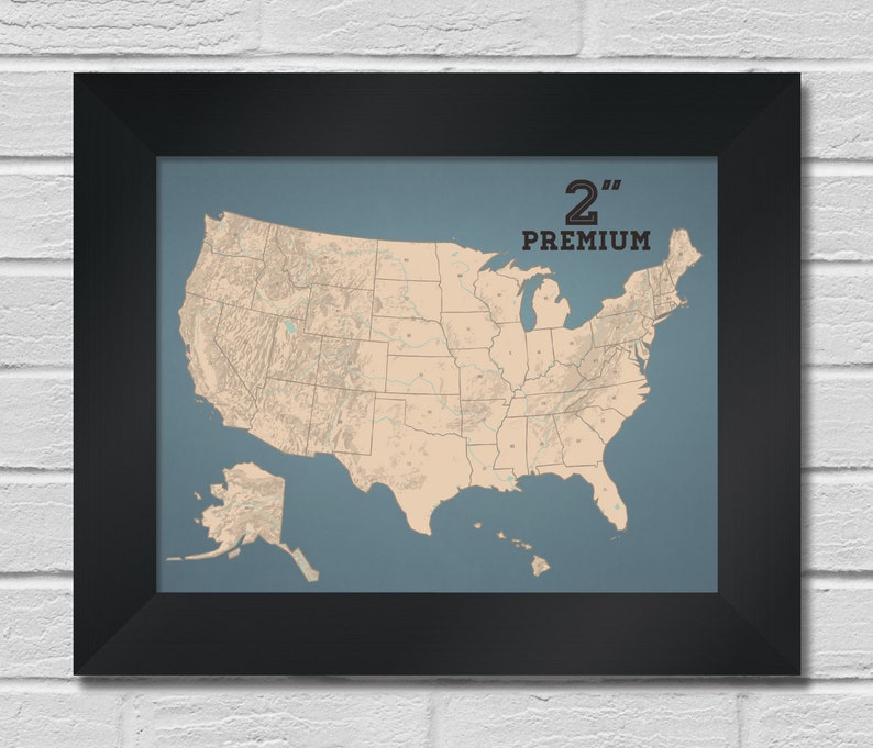 Puede incluir: Un mapa enmarcado de los Estados Unidos, incluyendo Alaska y Haw&aacute;i, con una masa terrestre de color canela sobre un fondo azul apagado. El texto 2" PREMIUM est&aacute; impreso en la esquina superior derecha. El mapa muestra fronteras estatales y detalles topogr&aacute;ficos.