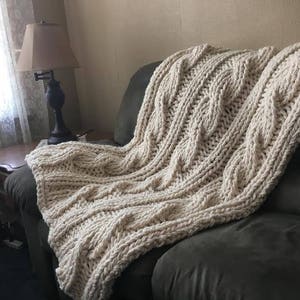 STRICKMUSTER Grobstrick-Decke mit Zopfmuster • Grobstrick-Decke Muster • Strickdecke-Muster für Anfänger-Fortgeschrittene