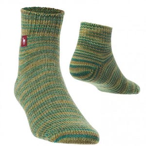 Peut inclure: Une paire de chaussettes rayées vertes et brunes. Les chaussettes sont en tissu doux et tricoté et offrent un ajustement confortable.