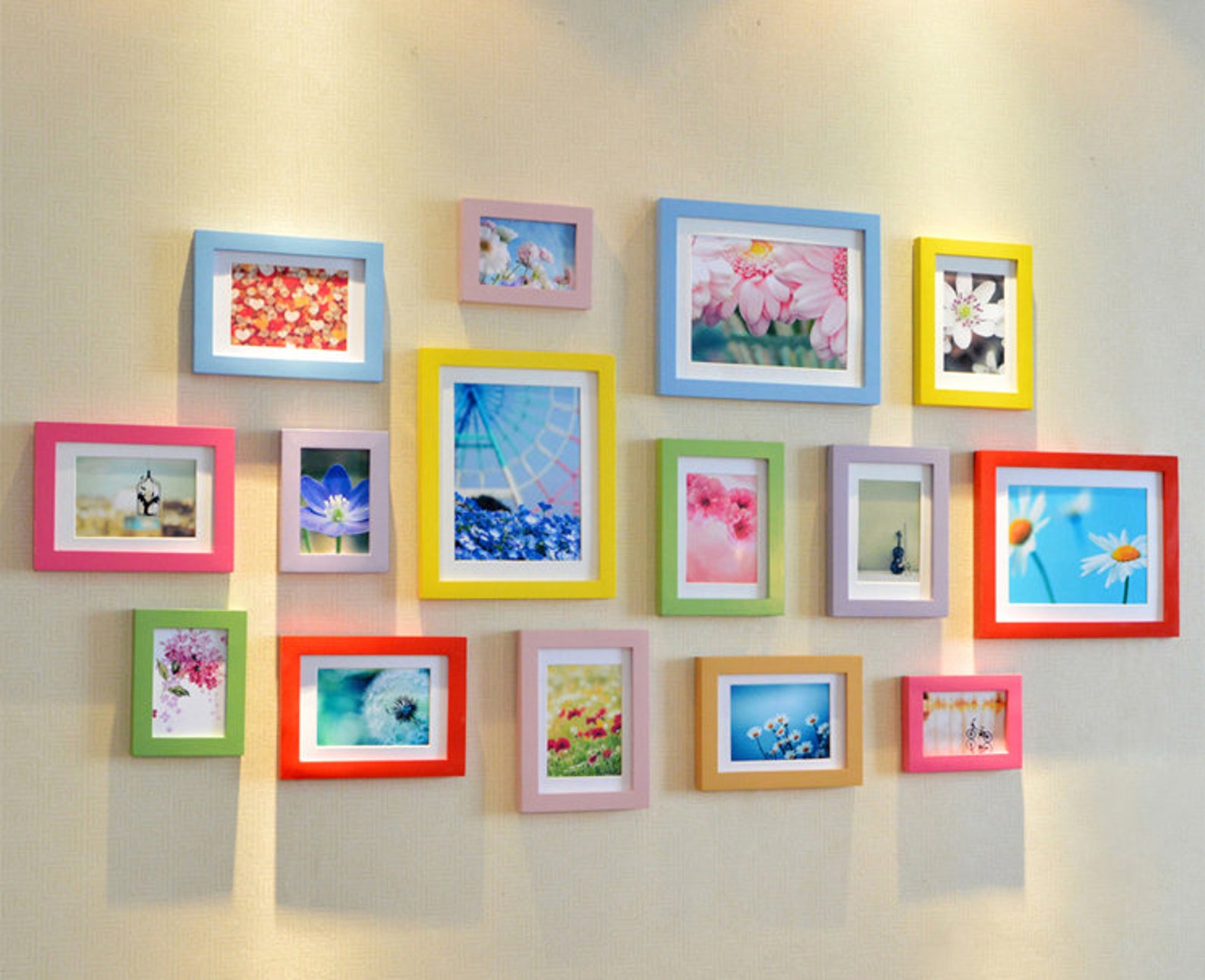 Декор внутри фоторамки. Красивое расположение рамок на стене. Картины в рамках для интерьера. Располодентерамок на стене. Using frames.