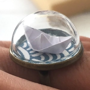 Anello Barchetta Origami in Vetro e Ottone – Gioiello Fatti a Mano Ispirato al Mare e al Viaggio