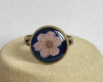 Justerbar ring med pressad blomma i antikbrons – Handmålad blå marinblå kunglig resinspirea – Boho gåva