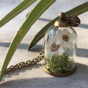 Handmade necklace with real flowers, botanical necklace, jewelry with flowers.