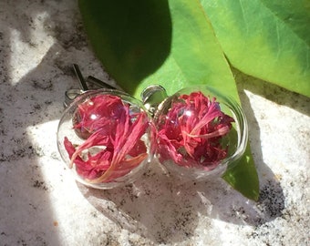 Bal oorbellen met korenbloemblaadje, kleine glazen oorbellen.