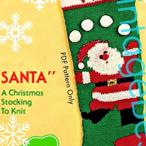 Puede incluir: Un patrón de tejido vintage de la década de 1960 para una media de Navidad con un diseño de Papá Noel. La media es verde con detalles rojos y blancos. El patrón se titula "SANTA" y mide 58 cm de largo.