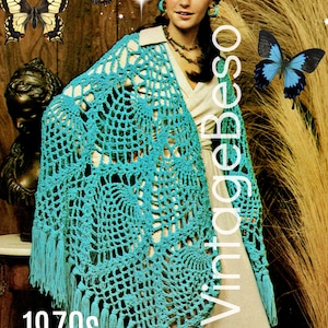 Peut inclure: Un châle en crochet vintage de couleur bleu turquoise avec des franges. Le châle présente un motif de dentelle délicat et est porté par une femme en robe blanche. L'image comprend le texte "Vintage Beso" et "1970s".