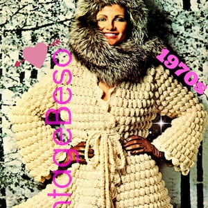 Puede incluir: Una chaqueta de ganchillo vintage con cuello de piel. La chaqueta es blanca y tiene un cinturón de lazo. La modelo lleva guantes y botas de cuero marrón. La imagen tiene el texto "1970s" y "vintagebeso".