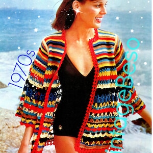 Puede incluir: Un cárdigan de crochet a rayas de colores con un borde festoneado. El cárdigan se lleva sobre un bañador negro. La imagen tiene el texto "1970s" en la esquina inferior izquierda y "vintagebeso" en la esquina inferior derecha.