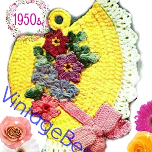 May include: A vintage yellow crocheted kitchen hot pad with a floral design and a pink bow. The hot pad has a scalloped edge and features the text "1950s" and "VintageBeso".