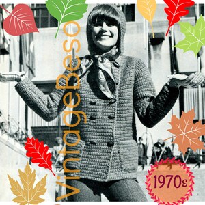 Könnte beinhalten: Ein Schwarzweißfoto einer Frau, die eine gehäkelte Jacke mit Knöpfen, einen Schal und einen Hut trägt. Das Foto ist von Herbstblättern umgeben und der Text "1970s" befindet sich in einem Kranz.