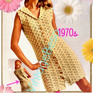 Puede incluir: Un patrón de vestido de ganchillo vintage de la década de 1970. El patrón presenta un vestido sin mangas con escote en V y cierres de botones. El vestido está hecho con un punto de ganchillo delicado y tiene un diseño simple y elegante.