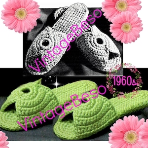 Op de afbeelding: Een vintage haakpatroon voor een paar groene pantoffels. Het patroon is uit de jaren 1960 en heeft een eenvoudig ontwerp met een enkel gat in het midden van elke pantoffel.