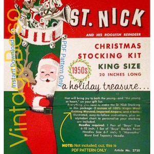 Könnte beinhalten: Vintage Weihnachtsstrumpf-Kit-Muster aus den 1950er Jahren für einen King Size Strumpf, 50 cm lang. Das Muster zeigt einen roten und grünen Strumpf mit dem Weihnachtsmann und einem Rentier. Das Kit enthält Anleitungen, Garn und Nadeln.  Nur PDF-Muster. Artikel-Nr. 2730.