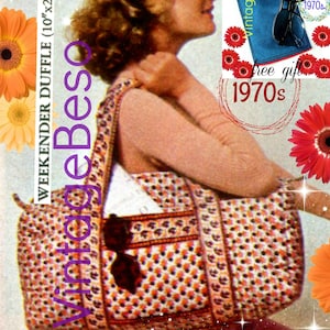 Puede incluir: Una bolsa de viaje de fin de semana vintage con estampado floral de 10" x 22". La bolsa la lleva una mujer con cabello rubio. El texto "Vintage Beso" está escrito verticalmente en el lado izquierdo de la imagen. El texto "1970s" está escrito en el lado derecho de la imagen.