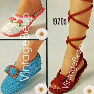 Puede incluir: Tres patrones de zapatillas de crochet vintage de la década de 1970. Los patrones incluyen una zapatilla blanca con ribete rosa, una zapatilla azul con hebilla y una sandalia marrón con una correa que se envuelve alrededor de la pierna.