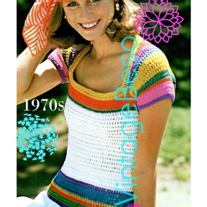 Pode incluir: Um top de crochê vintage dos anos 70 com um padrão de listras arco-íris. O top tem um decote redondo e mangas curtas. A modelo está usando uma bandana listrada vermelha e branca.