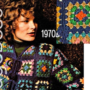 Puede incluir: Una chaqueta de ganchillo vintage con un patrón de cuadrados de la abuela en tonos de azul, verde, naranja y rosa. La chaqueta tiene un cierre de corbata y mangas largas. El texto "1970s" es visible en la imagen.