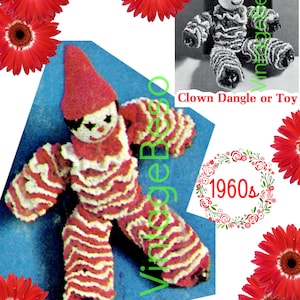 Könnte beinhalten: Ein Vintage-Strickmuster für einen rot-weiß gestreiften Clown zum Aufhängen oder als Spielzeug. Das Muster stammt aus den 1960er Jahren und enthält Anleitungen zum Stricken eines Clowns mit roter Mütze und weißem Gesicht.