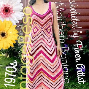 Puede incluir: Un vestido de crochet rosa, naranja y marrón con un patrón de chevron. El vestido es sin mangas y tiene un cuello en V. El texto " crocheted by Fiber Artist Maribeth Bantang" está en el lado derecho de la imagen.