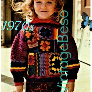 Könnte beinhalten: Ein Kind trägt einen farbenfrohen Patchwork-Häkelpullover mit dem Text "1970s" und "VintageBeso". Der Pullover hat verschiedene geometrische Muster in Lila, Orange, Gelb und Schwarz. Schmetterlinge sind im Hintergrund.
