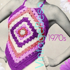 Puede incluir: Un top halter de crochet morado, rosa y blanco con un diseño cuadrado. El top está hecho con un patrón de granny square y tiene un estilo de los años 70.