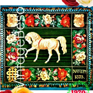 Può includere: Un arazzo da parete vintage in punto ago con un cavallo bianco, un bordo floreale e la data "Nov 12th 1875".