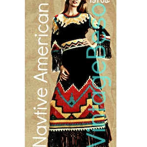 Op de afbeelding: Een vintage zwarte gehaakte jurk met een Native American-ontwerp, met rode, gele en turquoise patronen. De jurk heeft franjes aan de mouwen en zoom. De afbeelding bevat de tekst "Native American" en "1970s", wat een retro esthetiek oproept.
