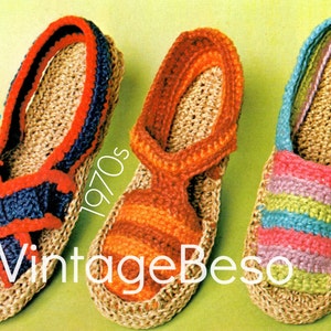 Peut inclure: Trois paires de sandales en crochet de différentes couleurs. Les sandales sont faites avec une base beige et ont des rayures ou des bandes colorées. Les sandales sont étiquetées "1970s VintageBeso".