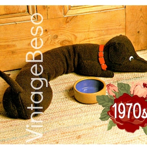 May include: A brown knitted dachshund doorstop with an orange collar and a blue and tan bowl. The dog has white eyes and a long body. The image has the text "Vintage Beso" and "1970s".
