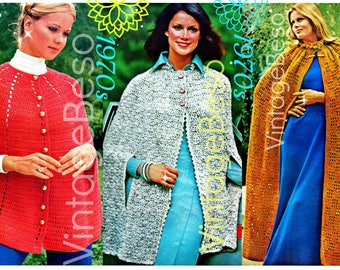 Könnte beinhalten: Drei Frauen präsentieren Vintage-Häkelcapes in Rot, Grau und Gold. Die rote Cape hat goldene Knöpfe. Die graue Cape hat einen gewellten Rand. Die goldene Cape ist lang und offen. Das Bild hat den Text "Vintage Reso 1970s".