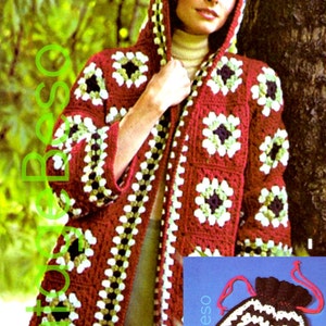 Peut inclure: Une veste à capuche rouge crochetée avec un motif floral blanc, noir et vert. La veste est ouverte sur le devant et présente un motif assorti sur la capuche. Un petit sac crocheté avec un motif géométrique est également présenté.