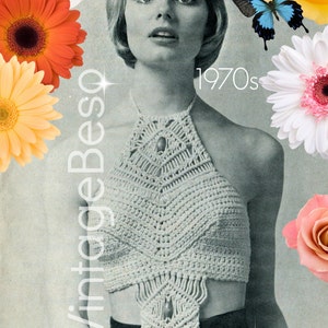 Puede incluir: Una foto en blanco y negro de una mujer con un top de halter de ganchillo con flecos de cuentas. El top es blanco y tiene un patrón geométrico. La foto es de la década de 1970.