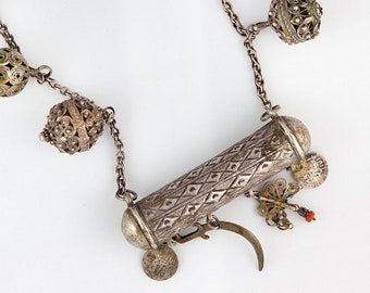 Colgante hirz de amuleto de plata yemení