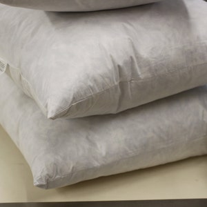 Puede incluir: Un conjunto de tres rellenos de almohada blancos. Los rellenos de almohada est&aacute;n hechos de un material suave y esponjoso y son perfectos para usar en una variedad de aplicaciones de ropa de cama.