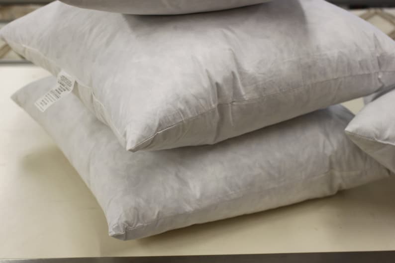 Puede incluir: Un conjunto de tres rellenos de almohada blancos. Los rellenos de almohada est&aacute;n hechos de un material suave y esponjoso y son perfectos para usar en una variedad de aplicaciones de ropa de cama.