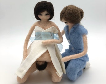 Pregnant doll giving birth with her midwife handmade in carded wool. Special gift for Pregnant Women, Midwives, Gynaecologists