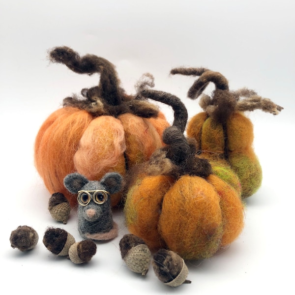 Citrouilles en feutre décorées. Citrouilles d'Halloween. Décoration de table d'automne. Cadeaux pour femmes. Décorations de fête. fruits en feutre