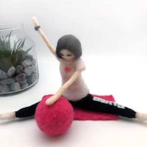 Handgemachte Waldorfpuppe. Pilates. Fitness. Yoga-Puppe. Kardierte Wolle. Gliederpuppe. Amigurumi-Puppe. Geschenk für Frauen. Personalisiert.