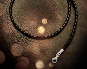 Collar de cuero italiano trenzado negro con detalles de plata de ley 925.