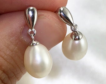 Katniss - Dainty Freshwater Pearl Earrings - Minimalist Design - Graduation Pearls - Pearl Earring