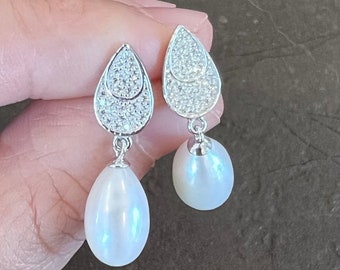 Andromeda - Elegant Teardrop Freshwater Pearl Earrings - 7 x 12 mm