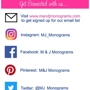Pu&ograve; includere: Grafica rosa e blu con il testo "M&J Monograms" e l'indirizzo del sito web "www.mandjmonograms.com". La grafica include anche icone per e-mail, Instagram, Facebook, Pinterest e Twitter con i nomi utente o gli indirizzi dei siti web corrispondenti.