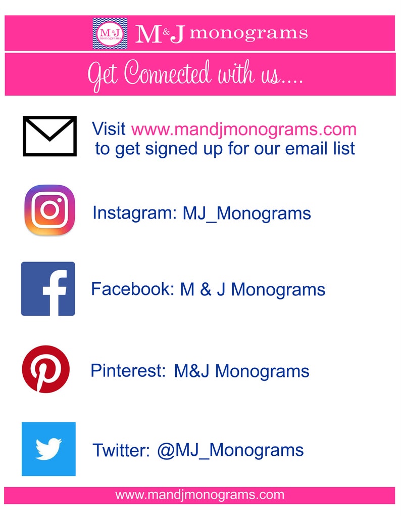 Pu&ograve; includere: Grafica rosa e blu con il testo "M&J Monograms" e l'indirizzo del sito web "www.mandjmonograms.com". La grafica include anche icone per e-mail, Instagram, Facebook, Pinterest e Twitter con i nomi utente o gli indirizzi dei siti web corrispondenti.