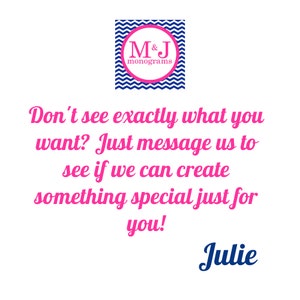 Pode incluir: Texto rosa sobre um fundo branco com um logotipo de padr&atilde;o chevron azul e branco que diz "M&J monograms". O texto diz "N&atilde;o v&ecirc; exatamente o que quer? Envie-nos uma mensagem para ver se podemos criar algo especial s&oacute; para si! Julie"