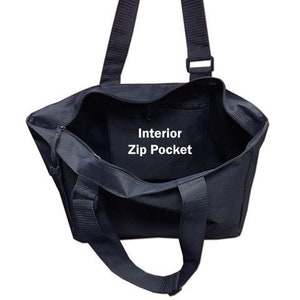Pode incluir: Uma bolsa tote preta com um bolso com z&iacute;per no interior. O bolso est&aacute; etiquetado como "Interior Zip Pocket".