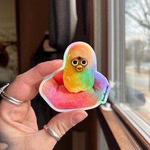 Adhesivo de vinilo HOLOGRÁFICO / Oddbody inspirado en Furby / Diseño OOAK personalizado / BoneBurrow / Couch Potato