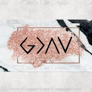 May include: License plate with a marble design and the text "G>AV" in black. The text is set against a rose gold glitter background and framed by a rose gold border. The plate has a white and black marble pattern.