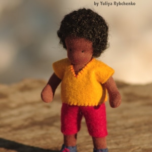 Boneca Waldorf menino africano: bonecas de feltro natural para decoração de casa, ideias para presentes de aniversário