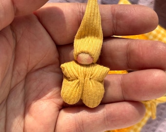 Muñeca Waldorf en miniatura – Bebé de bolsillo amarillo de 5 cm para casa de muñecas